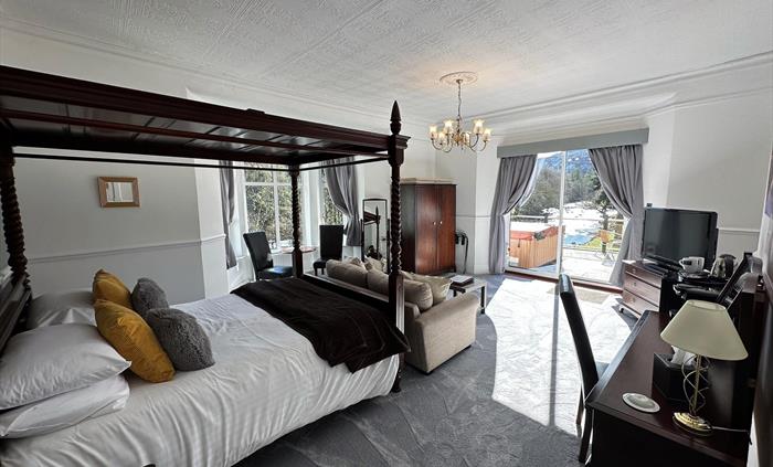 Four-Poster Room
